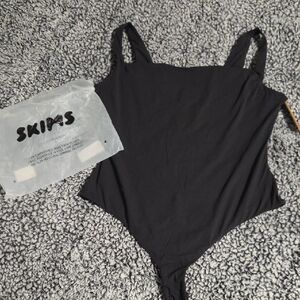 SKIMS SQUARE NECK BODYSUIT
